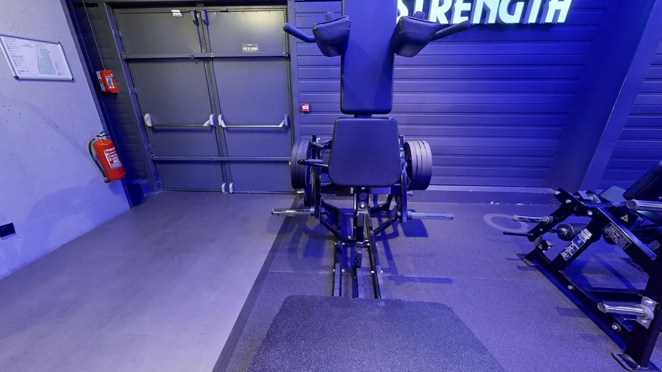 Plate-Loaded V-Squat, machine disponible au Fitness Park Vandœuvre-lès-Nancy