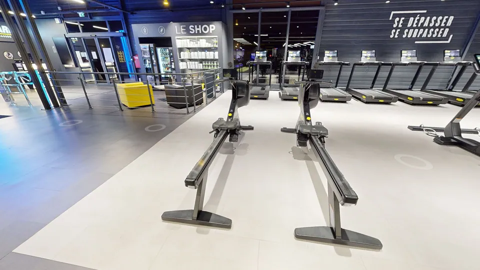 Rameur, machine disponible au Fitness Park Vandœuvre-lès-Nancy