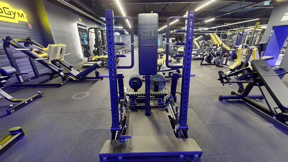 Standing Chest Press, machine disponible au Fitness Park Vandœuvre-lès-Nancy