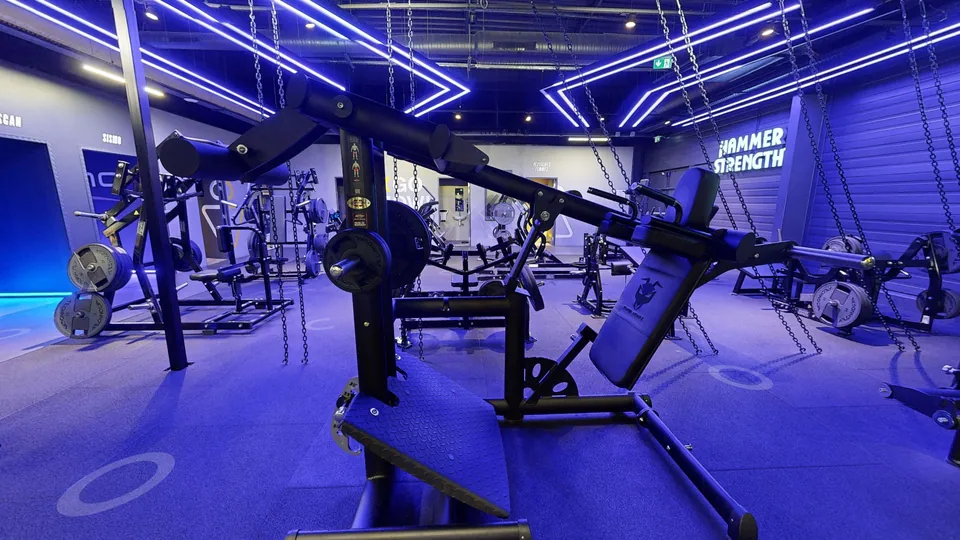 Pure Kraft Pendulum Squat, machine disponible au Fitness Park Vandœuvre-lès-Nancy