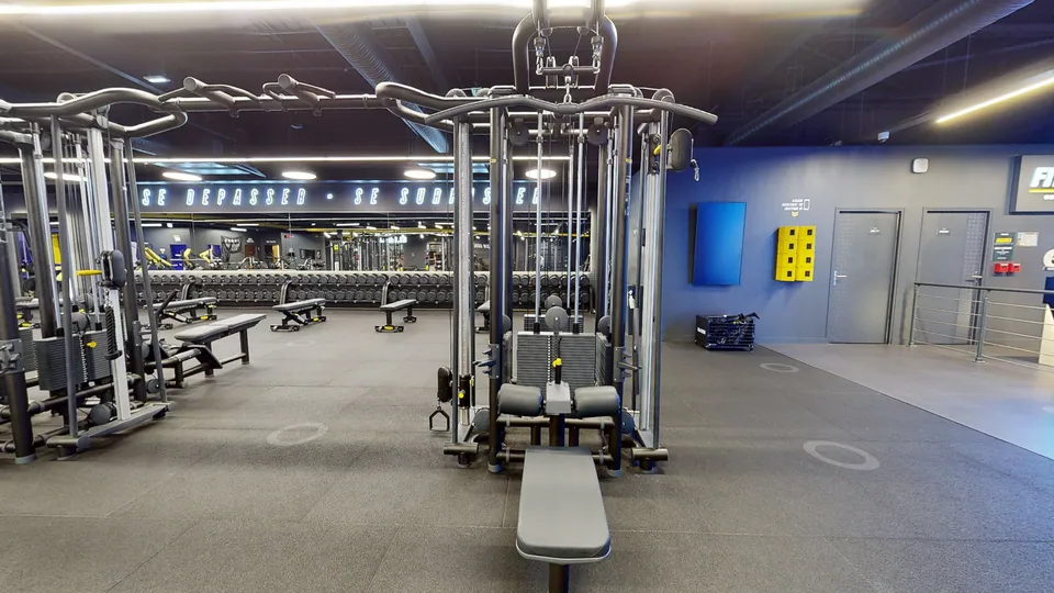 Tirage vertical à la poulie, machine disponible au Fitness Park Vandœuvre-lès-Nancy