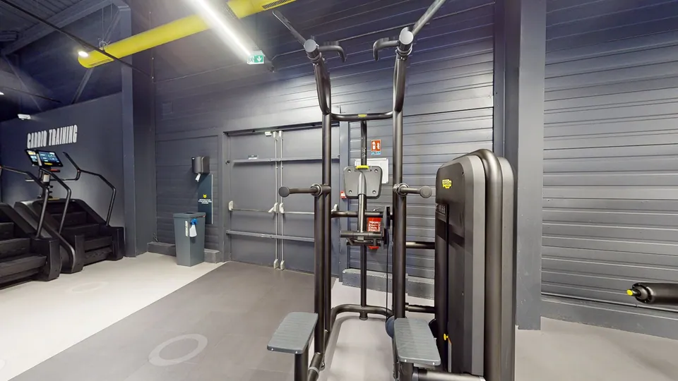 Station poids du corps, machine disponible au Fitness Park Vandœuvre-lès-Nancy