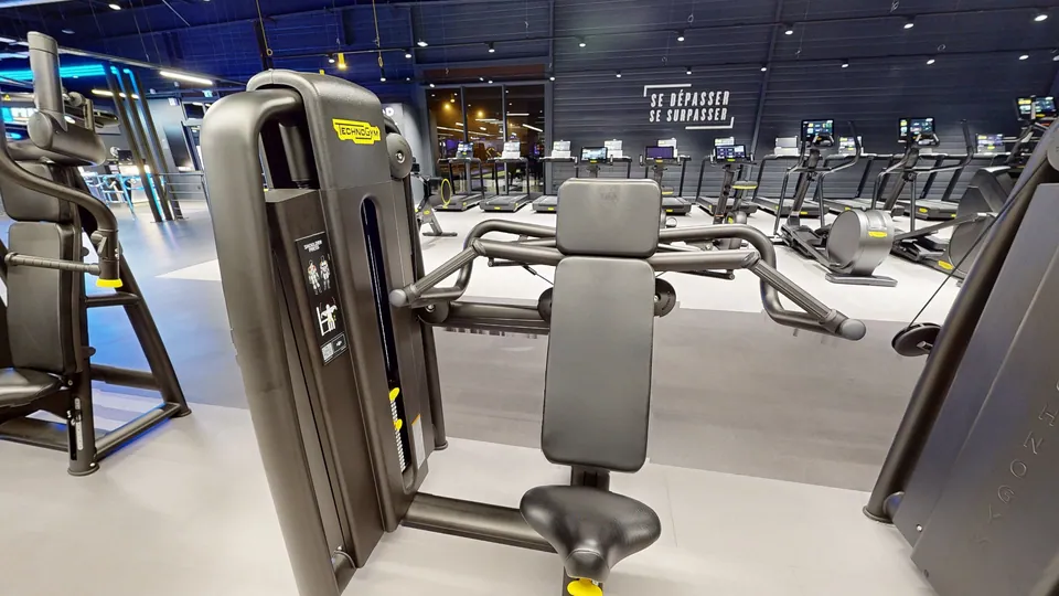 Shoulder Press, machine disponible au Fitness Park Vandœuvre-lès-Nancy