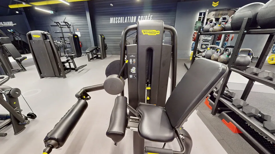 Leg Extension, machine disponible au Fitness Park Vandœuvre-lès-Nancy
