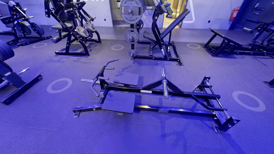 Plate-Loaded T-Bar Row, machine disponible au Fitness Park Vandœuvre-lès-Nancy
