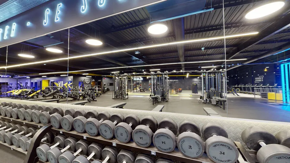 Rack à haltères, machine disponible au Fitness Park Vandœuvre-lès-Nancy