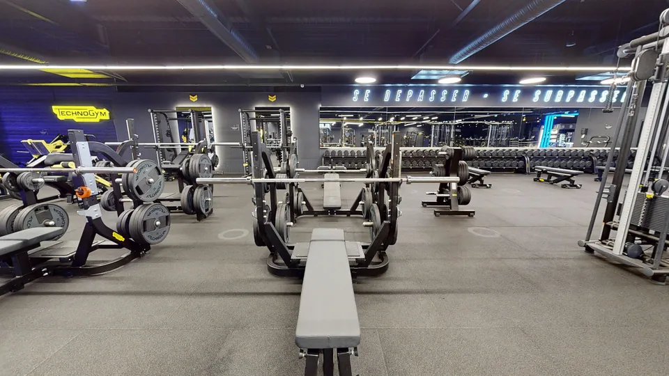Banc fixe développé couché, machine disponible au Fitness Park Vandœuvre-lès-Nancy