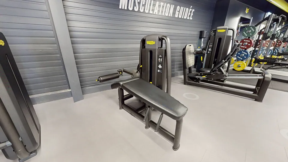 Prone Leg Curl, machine disponible au Fitness Park Vandœuvre-lès-Nancy