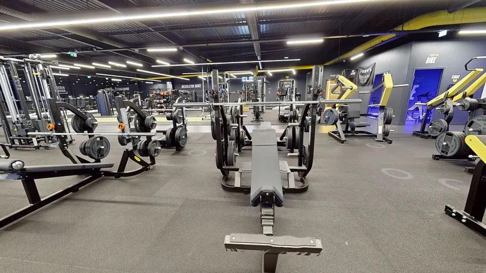 Banc fixe développé incliné, machine disponible au Fitness Park Vandœuvre-lès-Nancy