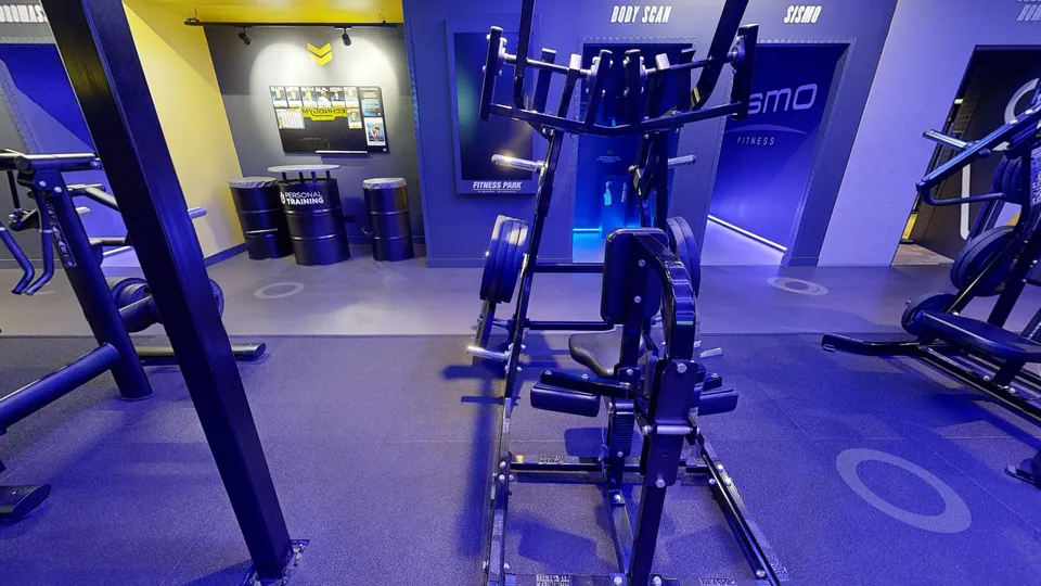 Tirage vertical High Row, machine disponible au Fitness Park Vandœuvre-lès-Nancy