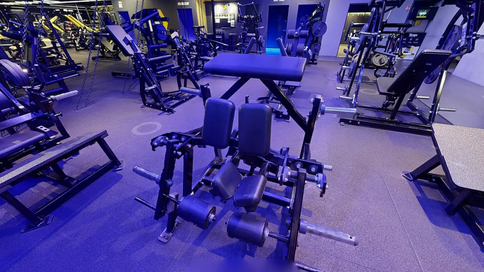 Iso-Lateral Kneeling Leg Curl, machine disponible au Fitness Park Vandœuvre-lès-Nancy