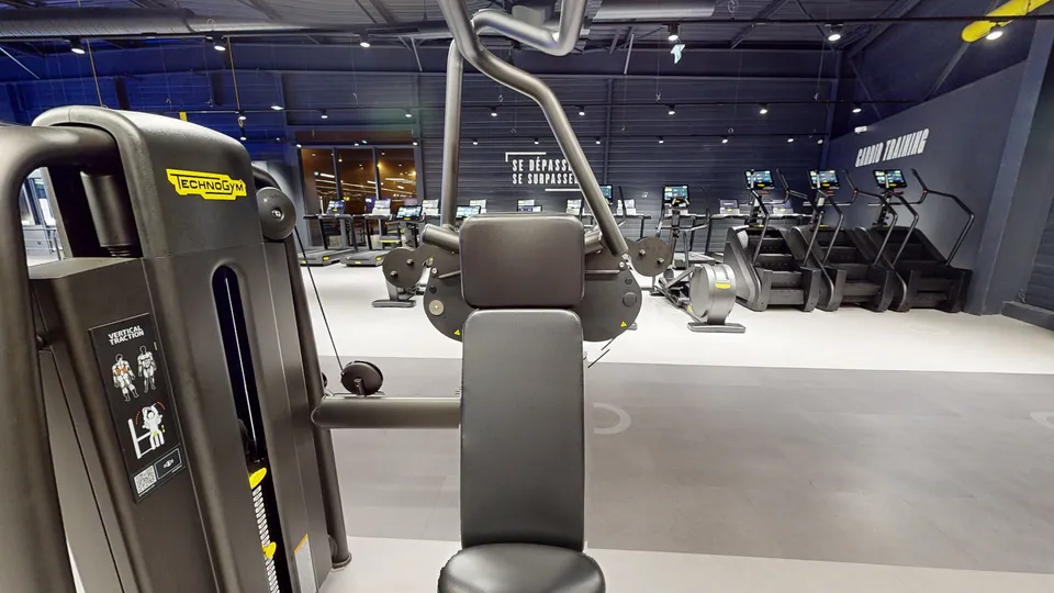 Vertical Traction, machine disponible au Fitness Park Vandœuvre-lès-Nancy