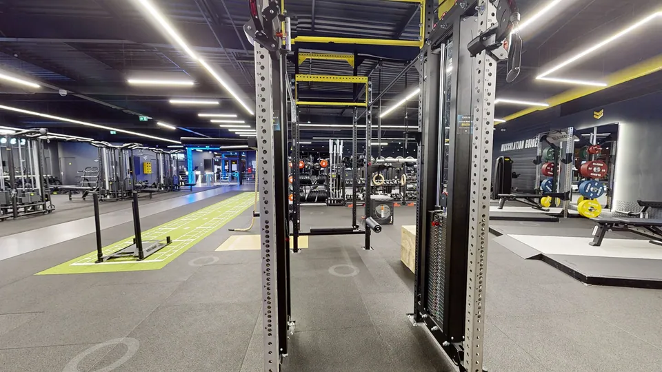 Station poulie (weight stack), machine disponible au Fitness Park Vandœuvre-lès-Nancy